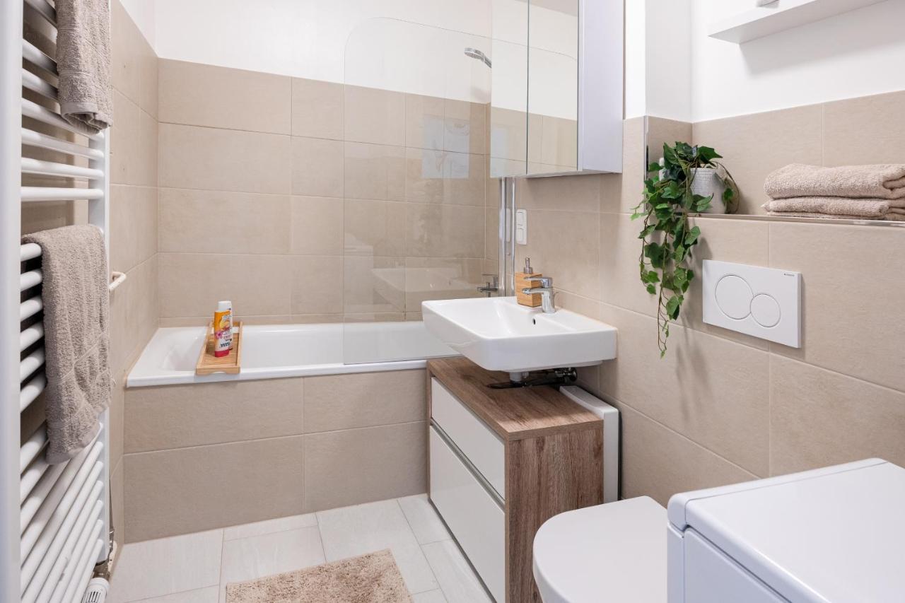 Moderne 2-Zimmer-Wohnung Mit Atemberaubender Skyline Aussicht Auf Frankfurt! Steinbach im Taunus Esterno foto