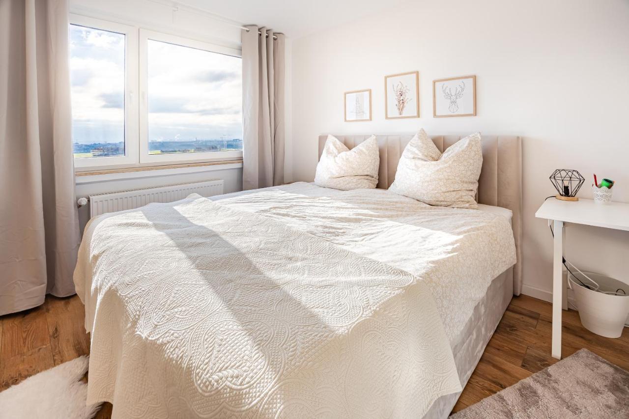 Moderne 2-Zimmer-Wohnung Mit Atemberaubender Skyline Aussicht Auf Frankfurt! Steinbach im Taunus Esterno foto